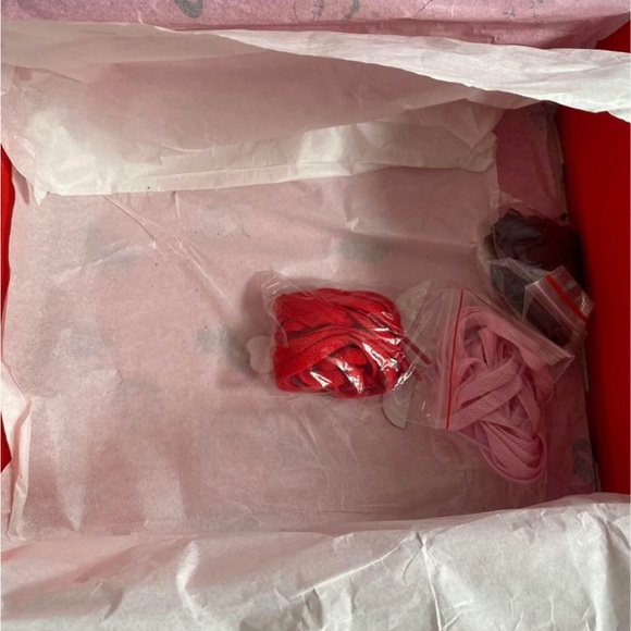 Nike sneakers Jordan 1 Retro High OG SP

Men’s 7

Women’s 8.5

Runs small - Picture 9 of 10